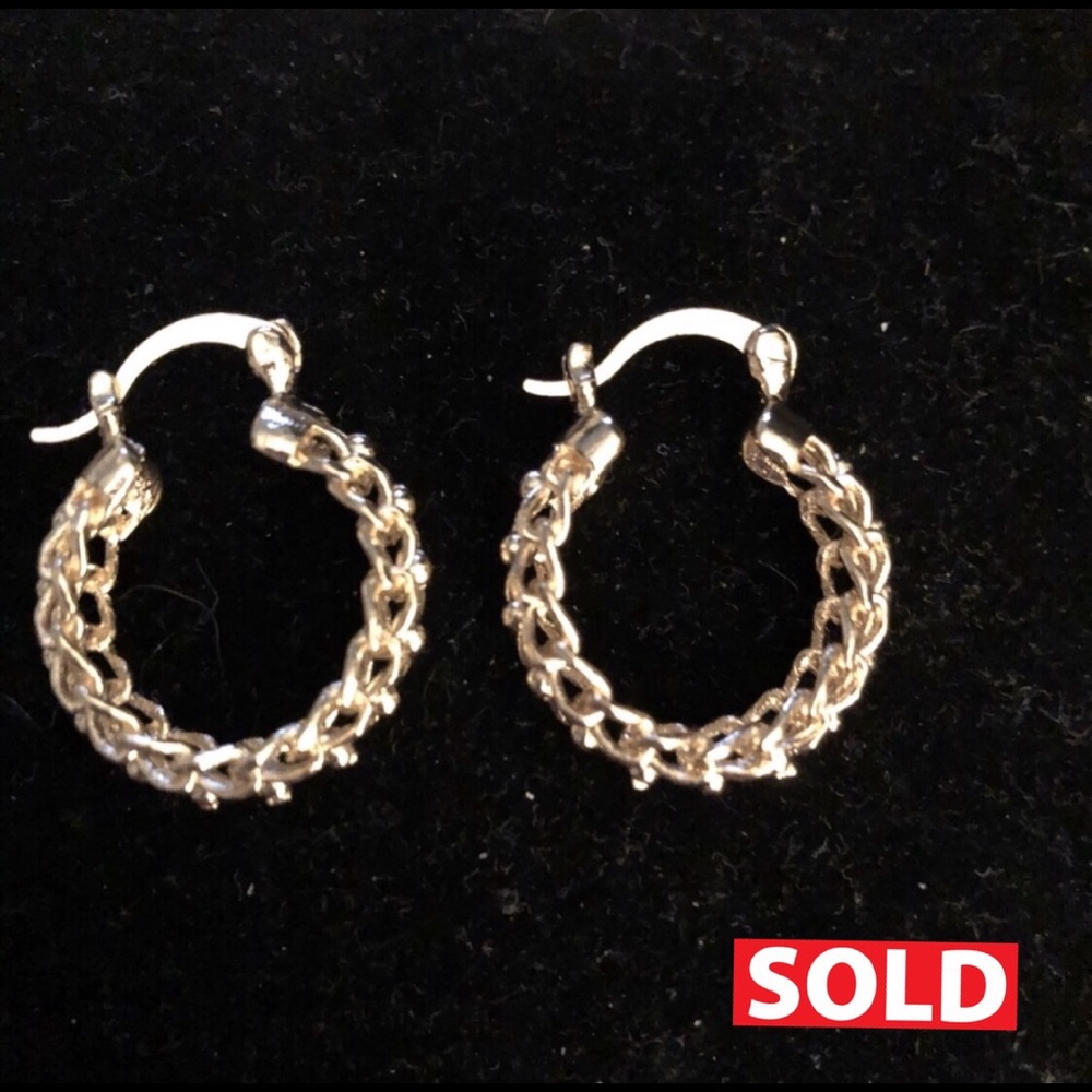 🔴SOLD🔴Gold hoop earrings
